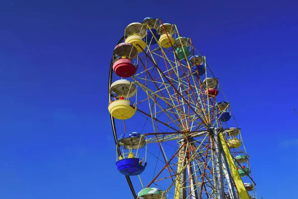 Roda Gigante Multicolor Sobre Fundo Céu Azul — Fotografia de Stock
