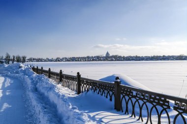 Sokakta park güneşli bir kış