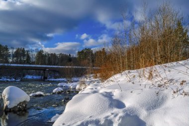 Nehir beyaz frost ile kaplı kış ve ağaç dallarında