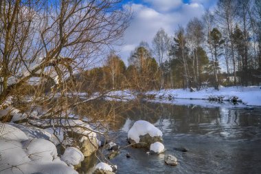 Kış manzarası gün batımında ormandaki nehir