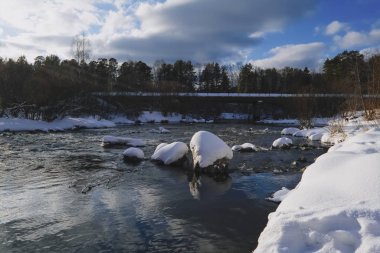 Kış manzarası gün batımında ormandaki nehir