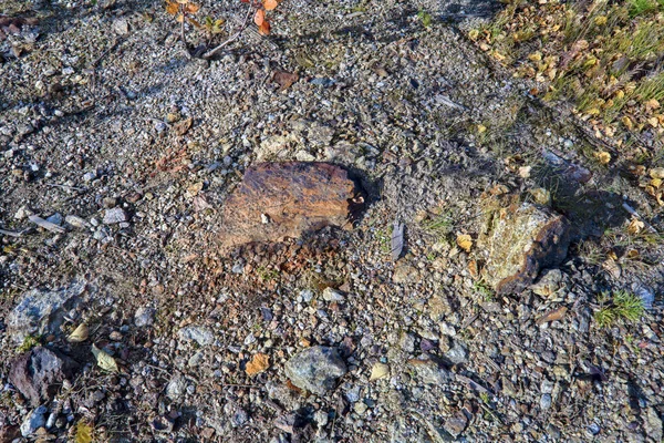 Minério de ferro encontra-se na superfície da terra perto da mina — Fotografia de Stock