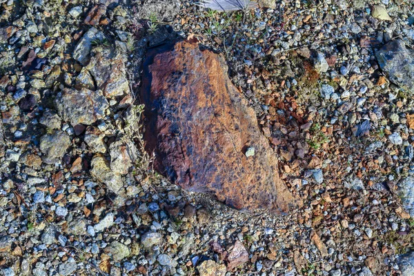 Minério de ferro encontra-se na superfície da terra perto da mina — Fotografia de Stock