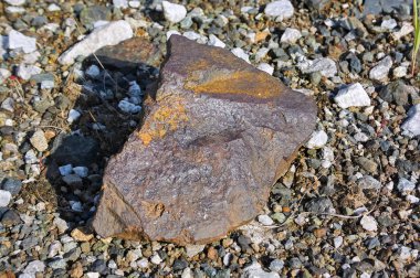 Demir Cevheri madeni yakınındaki Dünya yüzeyinin üzerinde yatıyor