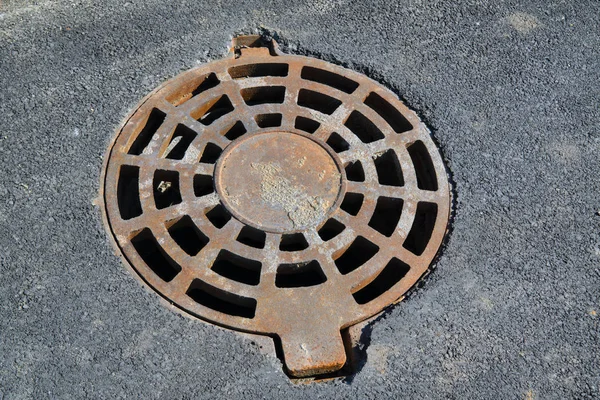 공원에서 주철 맨홀 커버 폭풍우 하 수구 — 스톡 사진