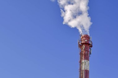 beyaz duman mavi gökyüzü karşı termal istasyon baca dan