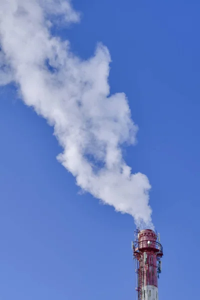 White smoke from the chimney of a thermal station against a blue sky — Stock Photo, Image