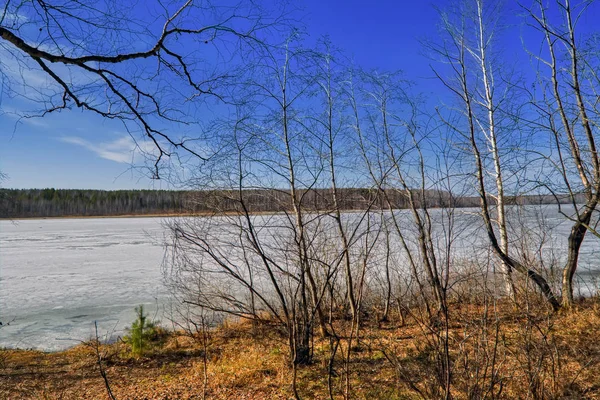 Principios de primavera, el hielo se derrite en el lago — Foto de Stock