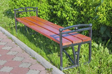 Bahçe veya park bir gölgeli alanda boş eski ahşap Bank