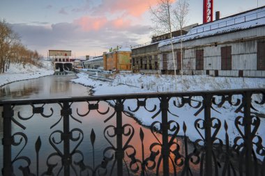 Kış cityscape günbatımı gökyüzü ve bulutlar nehre yansıtılır