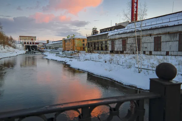 Winter stadsgezicht avondrood en wolken worden weerspiegeld in de rivier — Stockfoto