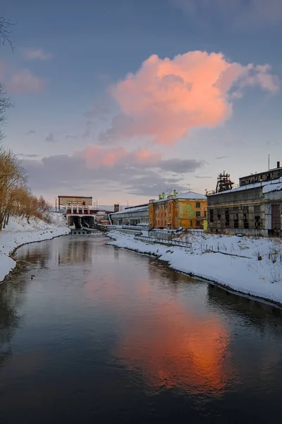 Winter stadsgezicht avondrood en wolken worden weerspiegeld in de rivier — Stockfoto