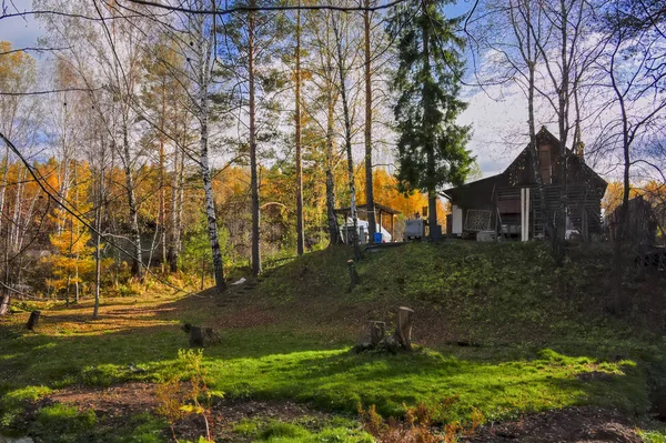 Autumn landscape with small rural river at the edge of the village — Stock Photo, Image