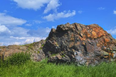Gökyüzü ve bulutlar karşı dağda yaz manzara