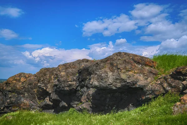 Paisaje de verano en la montaña contra el cielo y las nubes —  Fotos de Stock