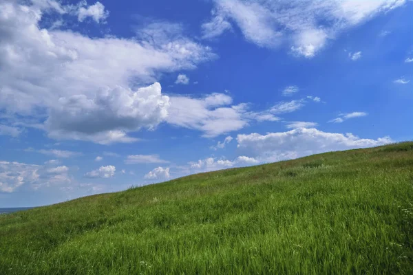 Gökyüzü ve bulutlar karşı dağda yaz manzara