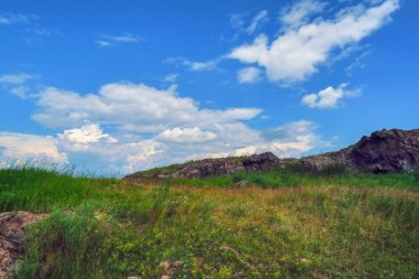 Gökyüzü ve bulutlar karşı dağda yaz manzara