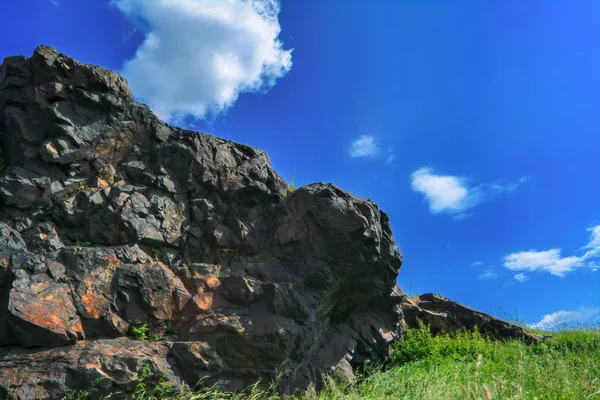 Summer landscape on the mountain against the sky and clouds — Stock Photo, Image