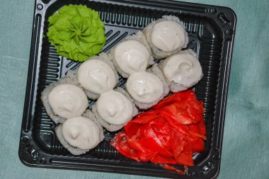 bir tablo üzerinde yedekleme bir plastik rulo kümesi