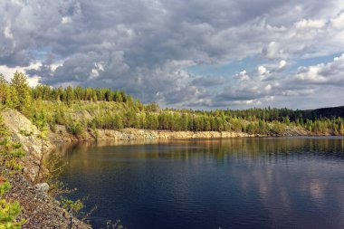 Yaz manzara ağaçlar ve bulutlar göl günbatımı güneş ışınlarının yaktı aynaya yansıyan