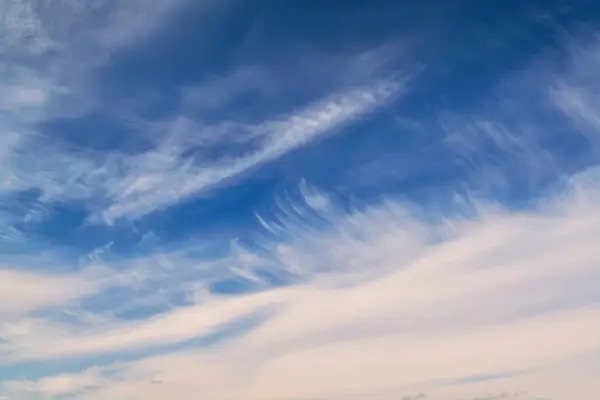 Langit dengan awan putih berbulu terang diterangi oleh sinar matahari — Stok Foto
