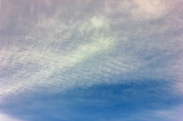 Langit dengan awan putih berbulu terang diterangi oleh sinar matahari — Stok Foto