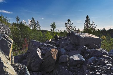 Gökyüzü ve bulutlar karşı dağda yaz manzara