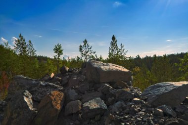 Gökyüzü ve bulutlar karşı dağda yaz manzara