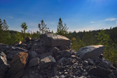 Gökyüzü ve bulutlar karşı dağda yaz manzara