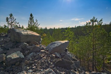 Gökyüzü ve bulutlar karşı dağda yaz manzara