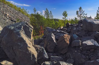 Gökyüzü ve bulutlar karşı dağda yaz manzara