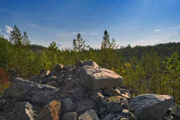 Paysage estival sur la montagne contre le ciel et les nuages — Photo