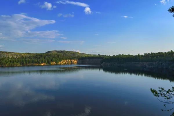 Paysages estivaux reflétés dans le miroir du lac — Photo