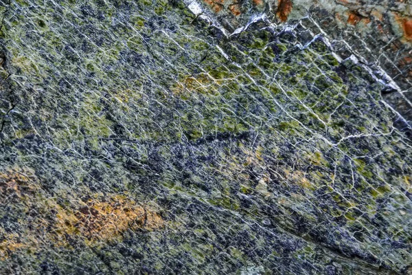 V pohoří Ural těží přírodní texturu povrchu hadců — Stock fotografie