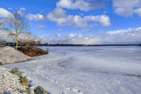 Wieczorem gród wczesną wiosną na waterfront park miejski — Zdjęcie stockowe