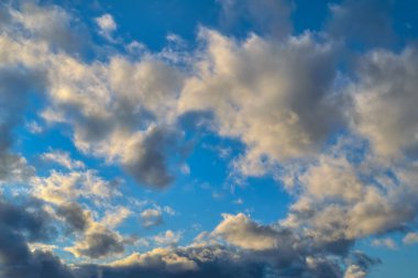 Mavi gökyüzü altın bulutlar - dramatik günbatımı, güzel doğal arka plan ile. Güneş bulutların aydınlatır.