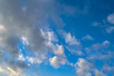 Mavi gökyüzü altın bulutlar - dramatik günbatımı, güzel doğal arka plan ile. Güneş bulutların aydınlatır.