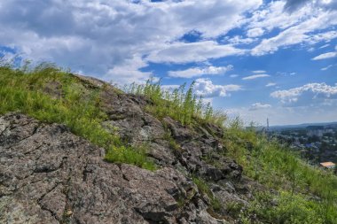 Gökyüzü ve bulutlar karşı dağda yaz manzara
