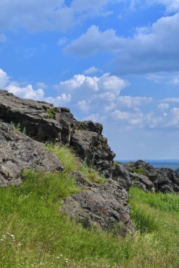 Gökyüzü ve bulutlar karşı dağda yaz manzara