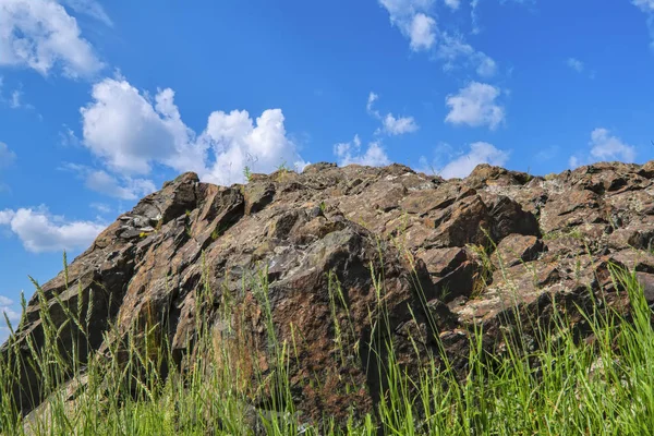 Paysage estival sur la montagne contre le ciel et les nuages — Photo