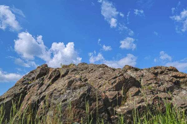 Paysage estival sur la montagne contre le ciel et les nuages — Photo