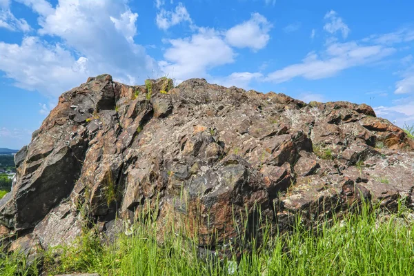 Gökyüzü ve bulutlar karşı dağda yaz manzara