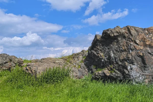 Paysage estival sur la montagne contre le ciel et les nuages — Photo