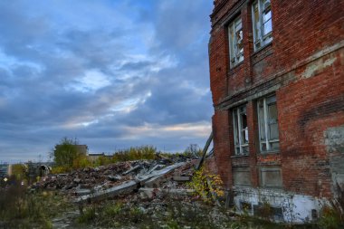 Şehirde tahrip edilmiş bir binanın Harabeleri