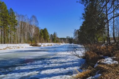 Küçük orman Nehri üzerinde erken Bahar buz eriyor