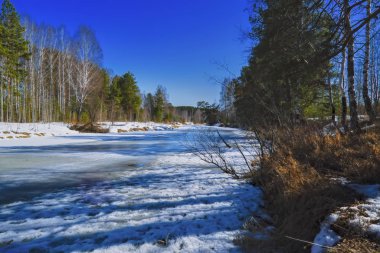 Küçük orman Nehri üzerinde erken Bahar buz eriyor
