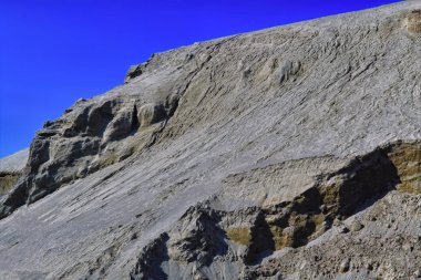 Mavi bulutsuz gökyüzünde kum kumul. Çift ISO fotoğraf.