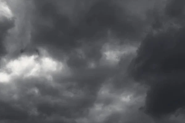 Thunderclouds. Mörka och dramatiska storm moln före stormen. — Stockfoto