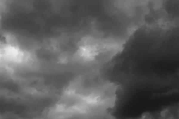 지낸다. 폭풍 앞의 어둡고 극적인 폭풍 구름. — 스톡 사진