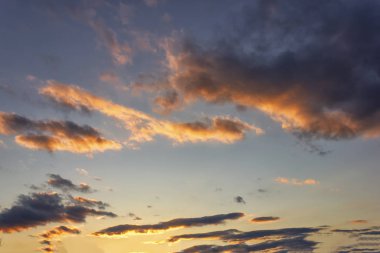 Mavi gökyüzü altın bulutlar - dramatik günbatımı, güzel doğal arka plan ile. Güneş bulutların aydınlatır.